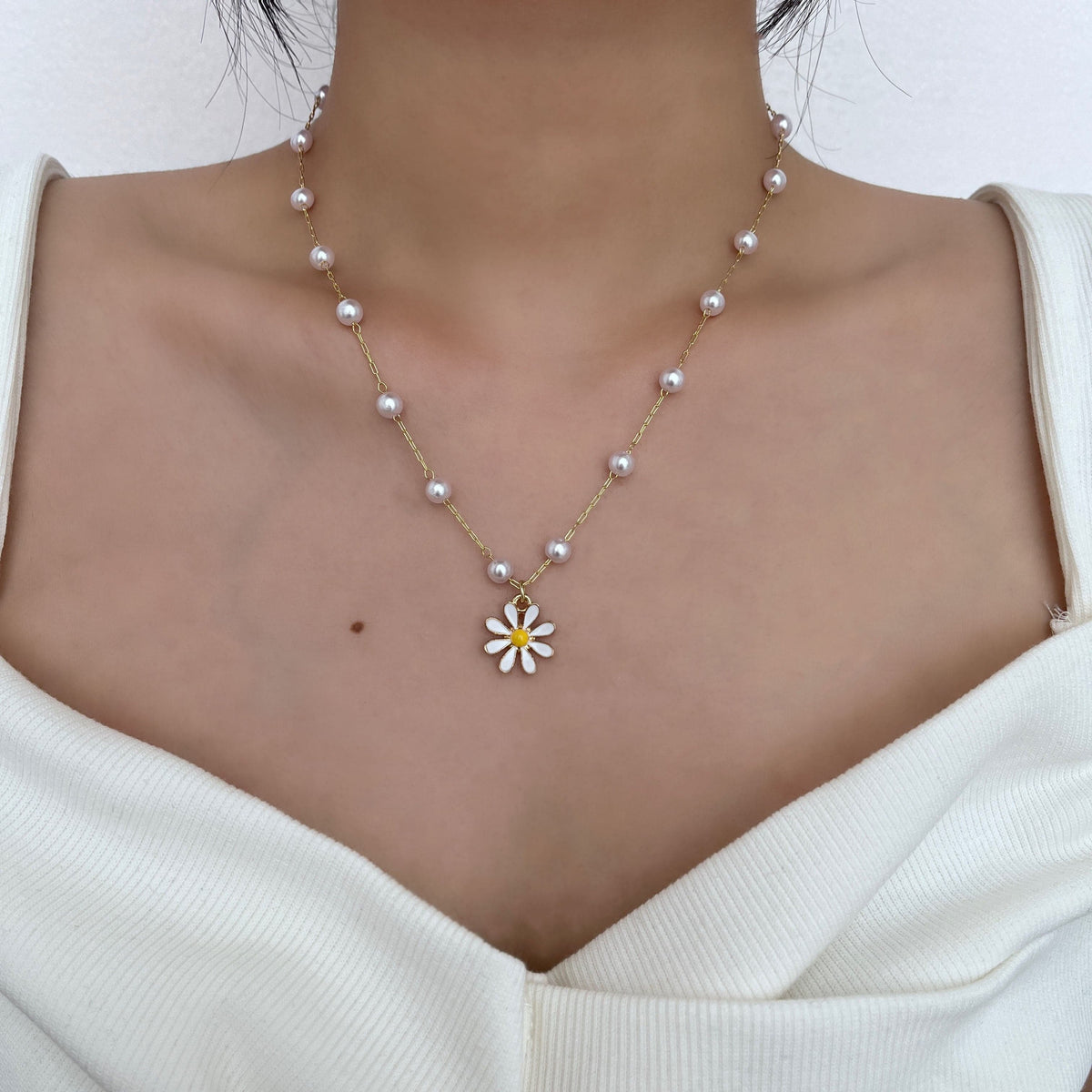 Faux Pearl Flower Pendant Necklace